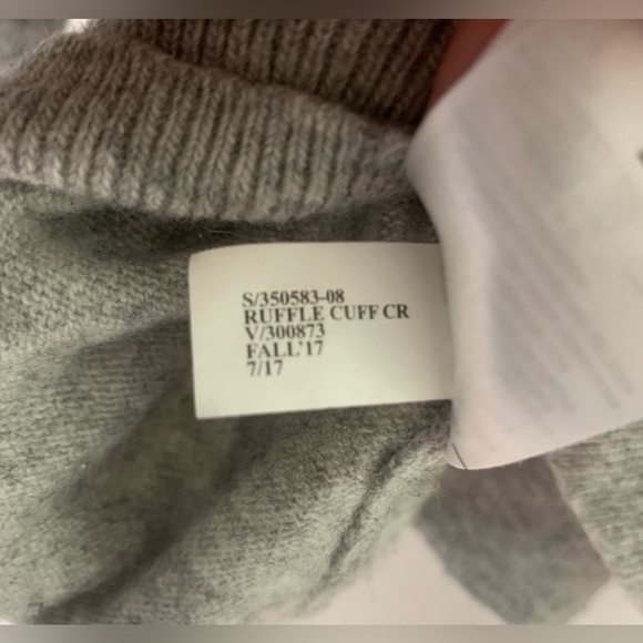 Banana Republic Woman's Gray Sweater w/Ruffle Cuffs, Fine Wool; Size Petite M - Picture 6 of 9